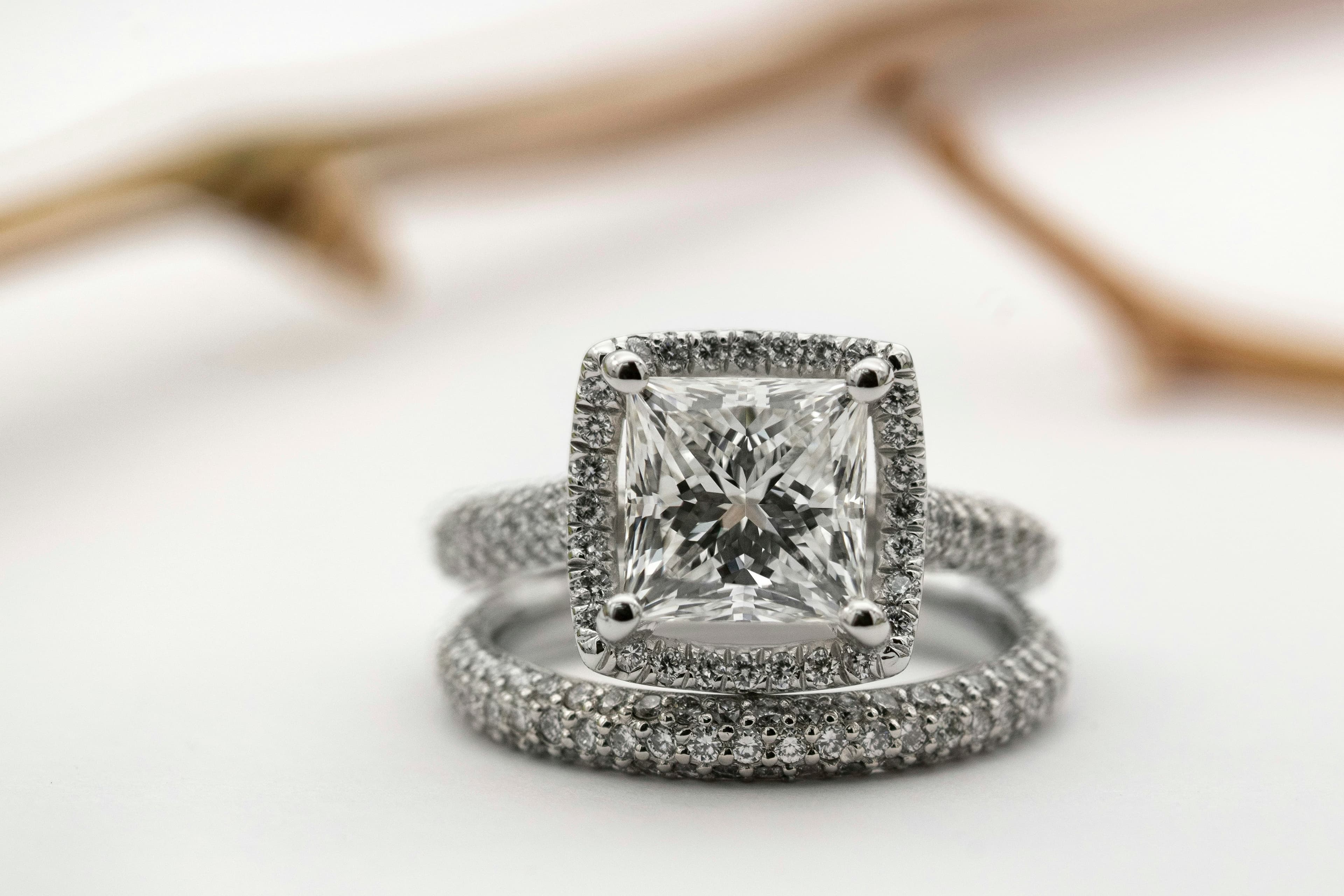 Diamantbesetzter Ring in Nahaufnahme