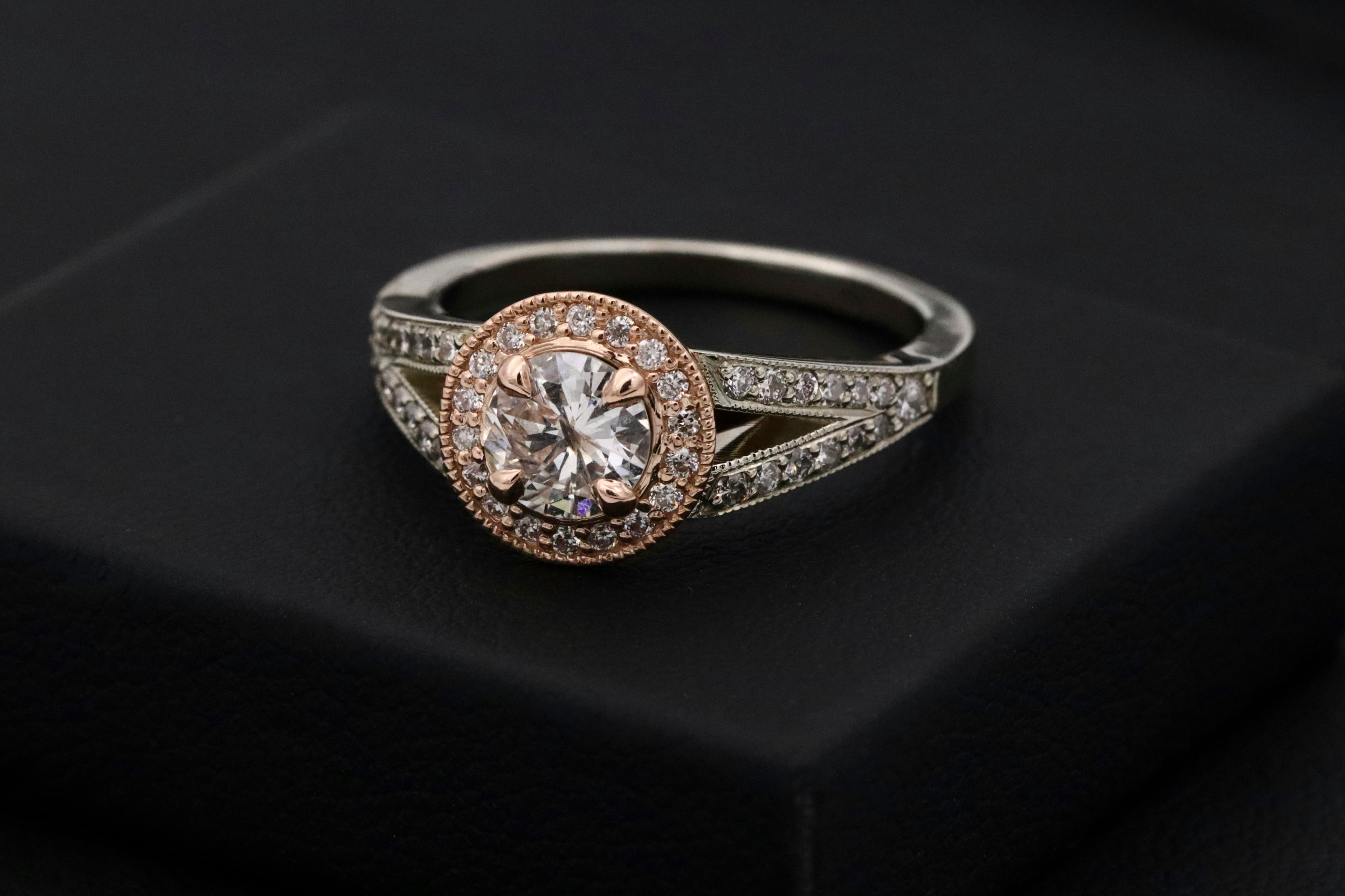 Verlobungsring mit Diamant auf schwarzer Schatulle
