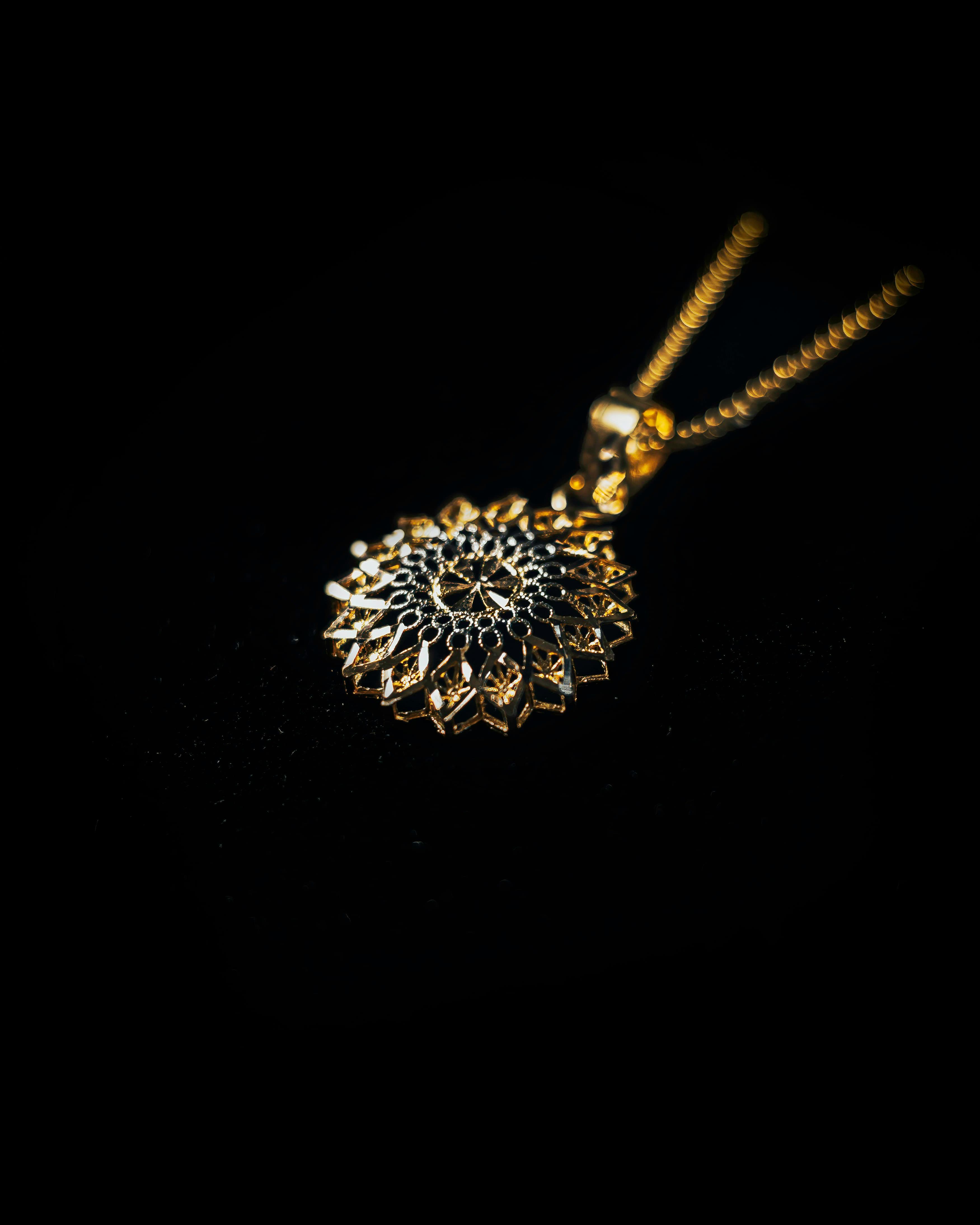 Goldener Anhänger an feiner Kette