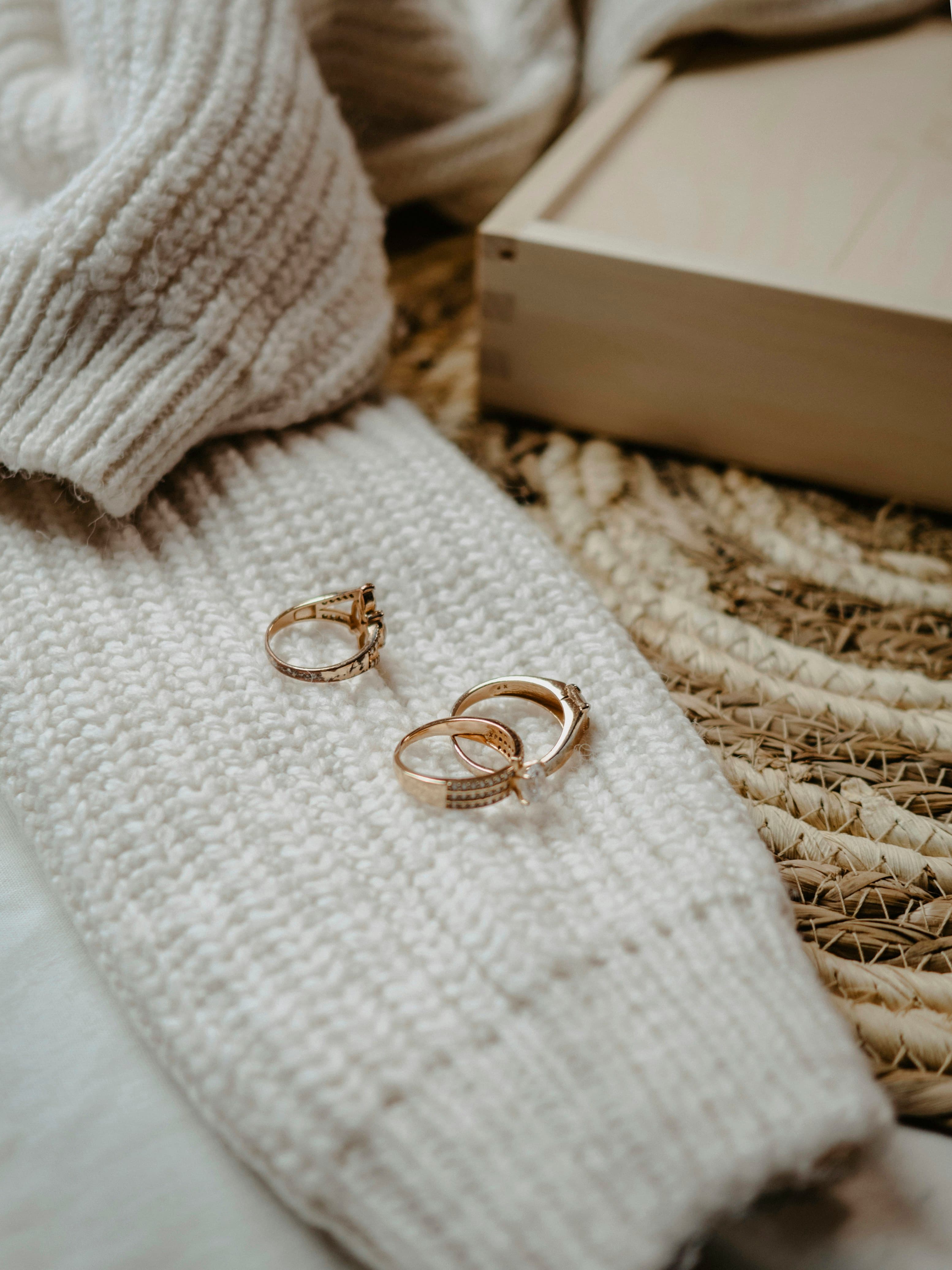 Goldene Ringe auf weißer Decke